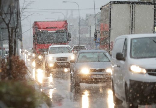 SNIJEG “IZNENADIO” VOZAČE: Kolone vozila ispred vulkanizerskih radnji, mnogi i dalje voze s ljetnim gumama