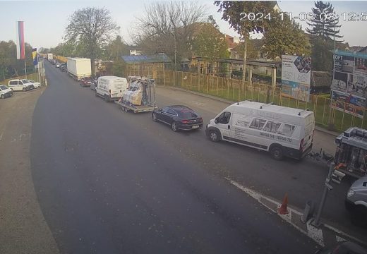 Gužve: Duge kolone vozila na granici sa Hrvatskom (Foto)
