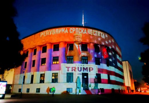 RT Balkan: Kako je Banjaluka “pomirila” američku i rusku zastavu?