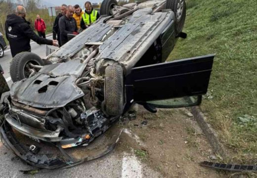 Stravična nesreća u BiH: Poginula jedna osoba, auto završio na krovu