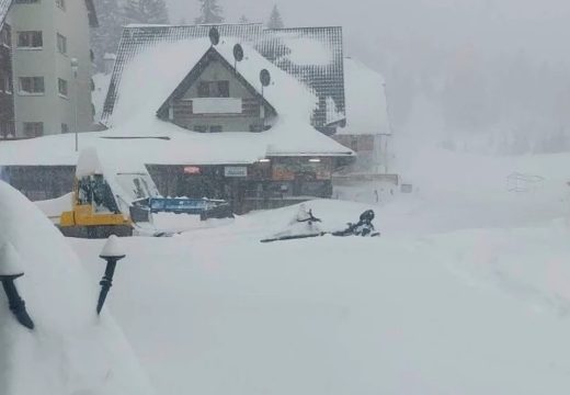 Putevi neprohodni: Gosti na Vlašiću zarobljeni zbog velikih sniježnih nanosa