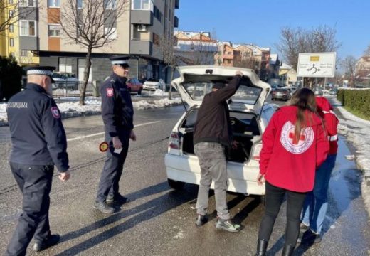 Akcija ujedno i apel: Crveni krst Bijeljina organizovao akciju podjele paketa prve pomoći u saradnji sa JP “Autoputevi RS” i PU Bijeljina (Video)