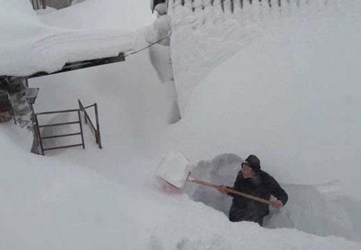 Kneževo odsječeno od svijeta: Snijeg se mjeri u metrima (Foto)