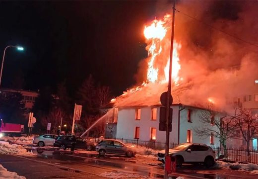 DVA SATA IZA PONOĆI:  Izgorjela džamija u Brčkom