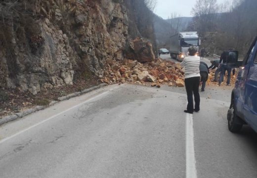 Uklonjen odron sa kolovoza: Normalizovan saobraćaj na dionici Mrkonjić Grad-Crna Rijeka