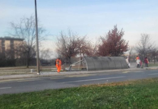Srbija: Palo autobusko stajalište sa nadstrešnicom u Novom Sadu
