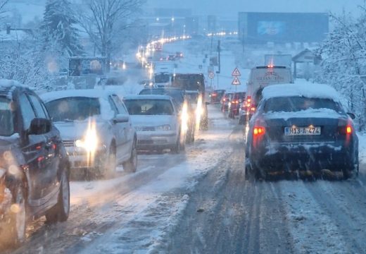 Snijeg otežava kretanje: Obustava saobraćaja na nekoliko puteva