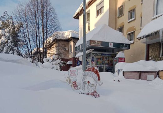 Ko ima šporet na drva i vreću brašna, taj ima hljeba:  U Kneževu mrtve ne mogu sahraniti, živi hodaju po krovovima automobila (Foto)