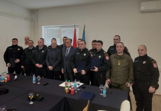 Karan uručio zahvalnice za 19 policajaca: Bijeljinski policajci među nagrađenima