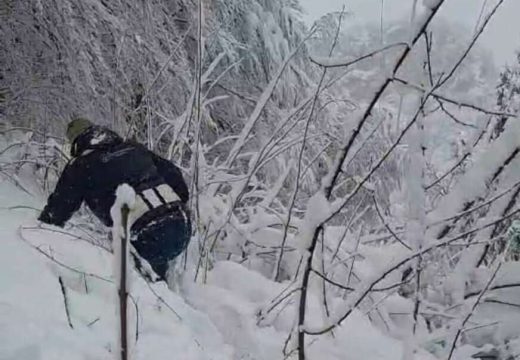 Oni su zaslužni što imate struje: Monteri “Elektrokrajine” se nadljudskim naporima probijaju kroz snijeg da bi otklonili kvar (Video)