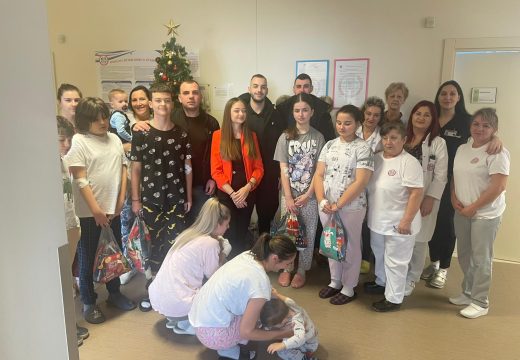 Paketić više: Danas uručeni paketići djeci na pedijatriji i članovima udruženja “Bijeljinska djeca suncokreti”