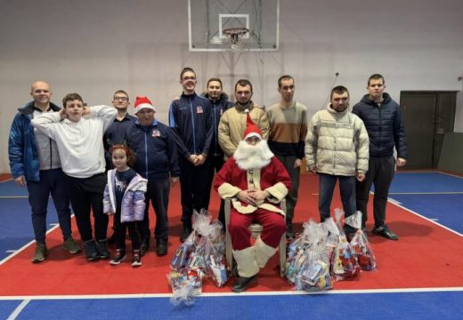 KK “Fenix Basket” Bijeljina: Deda Mraz posjetio trening djece sa poteškoćama u razvoju u Bijeljini