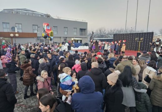 Novogodišnja zabava u Ugljeviku: Opština darovala paketiće mališanima