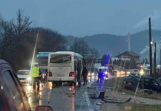 Maglaj: Sudarili se autobus i automobil, jedna osoba povrijeđena