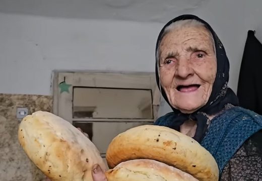 Baka Mirjana (99) oduševila ljude:  Pred goste iznijela domaći hljeb koji je sama umijesila, njen gest izmamio suze (Video)
