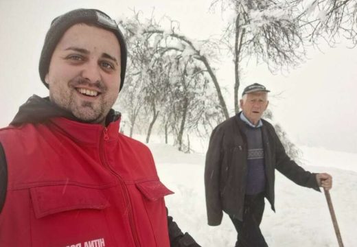 Spasili mu život u posljednjem trenutku: Radnici Hitne pomoći  pješačili 6 kilometara da bi stigli do pacijenta u zavejanom selu (Video)