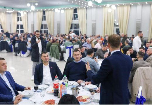 Neprijatno iznenađenje za Stanivukovića u Bijeljini: Otpjevali mu stihove koji mu se nisu dopali (Video)