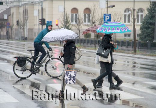 Potrebna opreznija vožnja: Klizavi kolovozi, moguća poledica