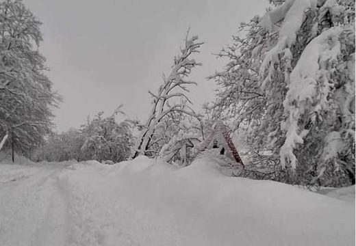 Treći dan drame oko Kotor Varoša: Puteve tek počeli da čiste (Video)