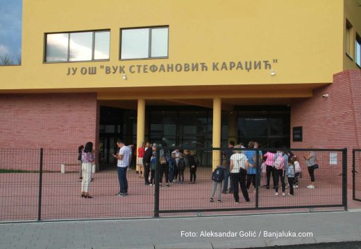 Mijenja se zakon u Srpskoj: Prosvjetarima sa VSS veće plate