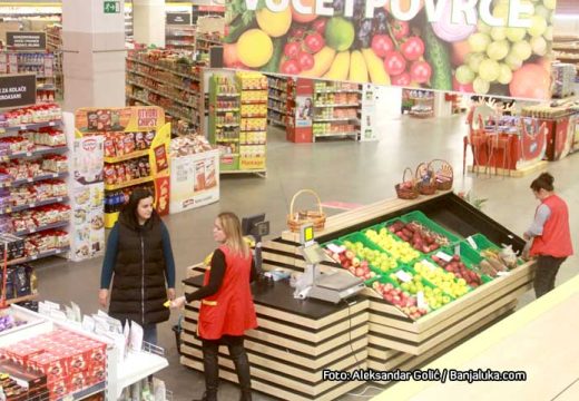Borba za profit i radnička prava u trgovinama u BiH: U Federaciji BiH neradna nedjelja, u Srpskoj radnici padaju od posla