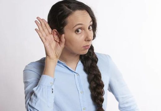 Sujeverja koja i danas praktikujemo: Šta znači ako vam zvoni u desnom uhu?