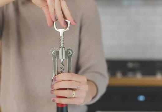 Korisni savjeti: Kako otvoriti vino ako nemate otvarač pri ruci?