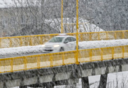 Oprez: Snijeg ponovo izazvao probleme na putevima (Foto)
