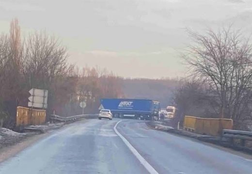 RS: Sudar dva kamiona u Doboju (Foto)