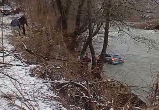 RS: Nezgoda kod Banjaluke, auto završio u rijeci