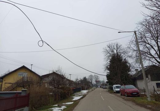 Kad mislimo da smo sve vidjeli: Pješacima iznad glava visila pokidana žica za struju, oni viši morali da pognu glavu (Video)