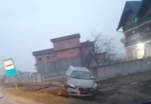 Automobil sletio s puta Zvornik – Bijeljina: Povrijeđene četiri osobe