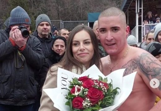 Sveštenik i ostali učesnici mu pomogli:Nakon bogojavljenskog plivanja zaprosio djevojku