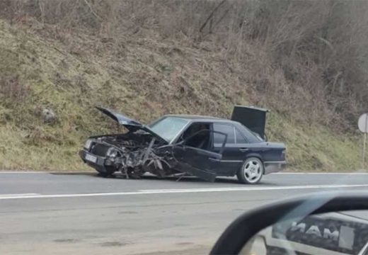 Maglaj: Smrskan “mercedes” u žestokom sudaru sa kamionom, ima povrijeđenih
