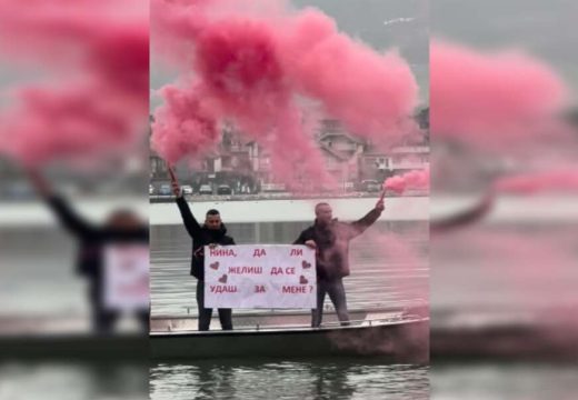 Romantični gest: Nikola isplivao iz Zvorničkog jezera na Bogojavljenje, pa pred svima zaprosio djevojku (Foto)
