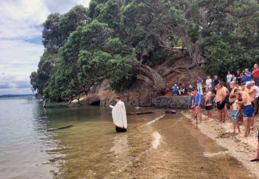 Bogojavljenje: Srbi u Ouklandu prvi na svijetu plivali za Časni krst (Foto)