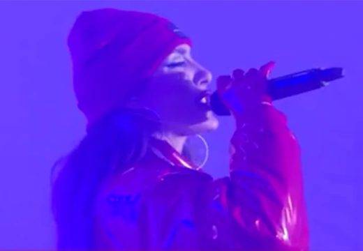 Incident na koncertu u Banjaluci: Senidah u klinču sa dečkom iz publike (Video)