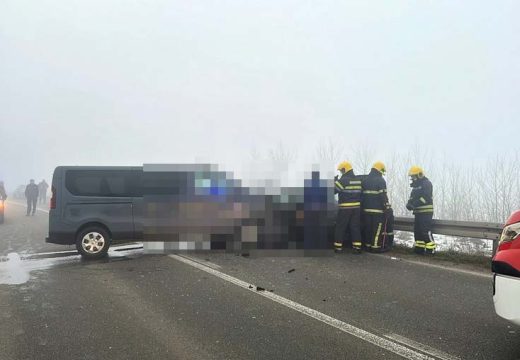 Bijeljina: Zeštok sudar kombija i dva automobila, intervenisali vatrogasci i Hitna (FOTO)