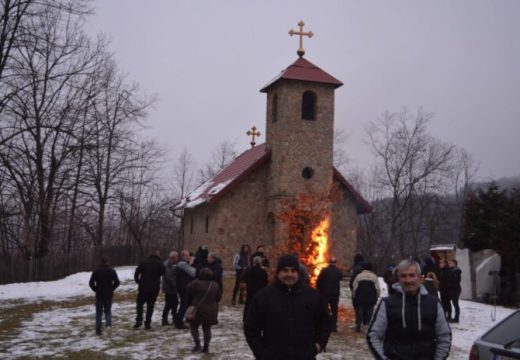 Lopare: Naložen badnjak kod manastira u Rožnju