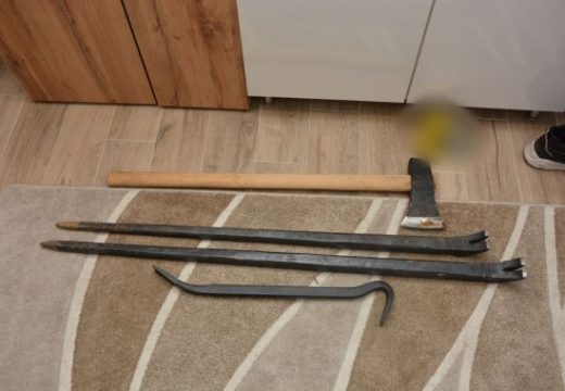 (FOTO) Ugljevičanin uhapšen zbog krađe – Pronađen novac i alat za pljačku