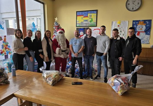 Mali gest, velika sreća :Semberski Humani Deda Mraz i Članovi udruženja “Humani Čovjek” u Tuzli