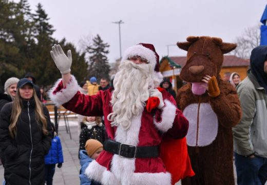 Bijeljina: Deda Mraz ispraćen uz osmijehe mališana na završnici manifestacije “Zimski korzo”