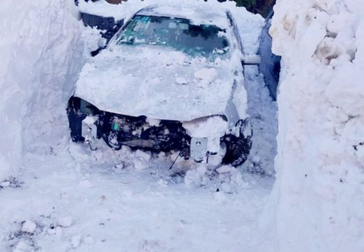 Fotografije govore više od riječi: Ovako izgledaju auta koja su danima bila pod snijegom u Kneževu (Foto)