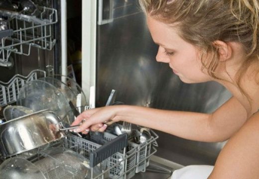 Korisni savjeti: Jedan sastojak besprijekorno čisti mašinu za sudove; U samo tri koraka radiće kao nova