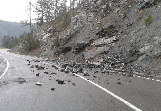 AMS RS: Kolovozi vlažni, a kroz usjeke opasnost od odrona