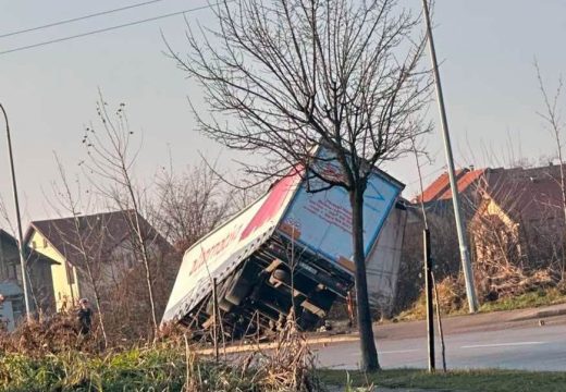 Saobraćajka u Bijeljini: Teretanjak sletio sa puta