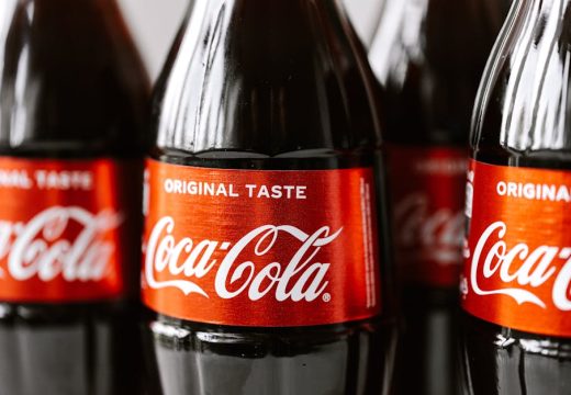 Opoziv se odnosi na limenke i staklene boce: Coca-Cola hitno povukla veliki broj pića