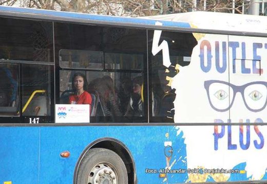 Vozač autobusa oduševio putnike: Na posao došao neobično obučen, pa na originalan način čestitao pravoslavnu Novu godinu (Foto)
