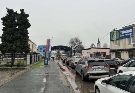 Velike kolone: Ogromne gužve na granici u Gradišci (Foto)