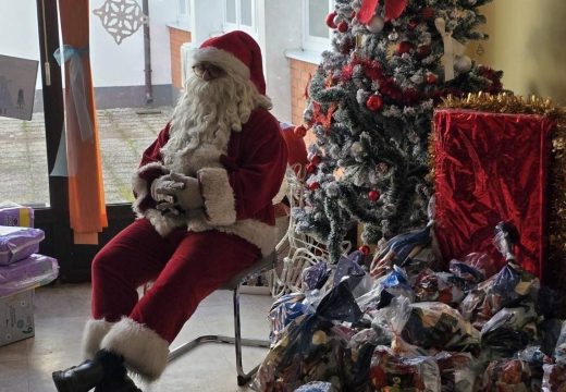 Do sada podijelili 770 paketića: Trajan Janković, bijeljinski Humani Deda Mraz (Foto)